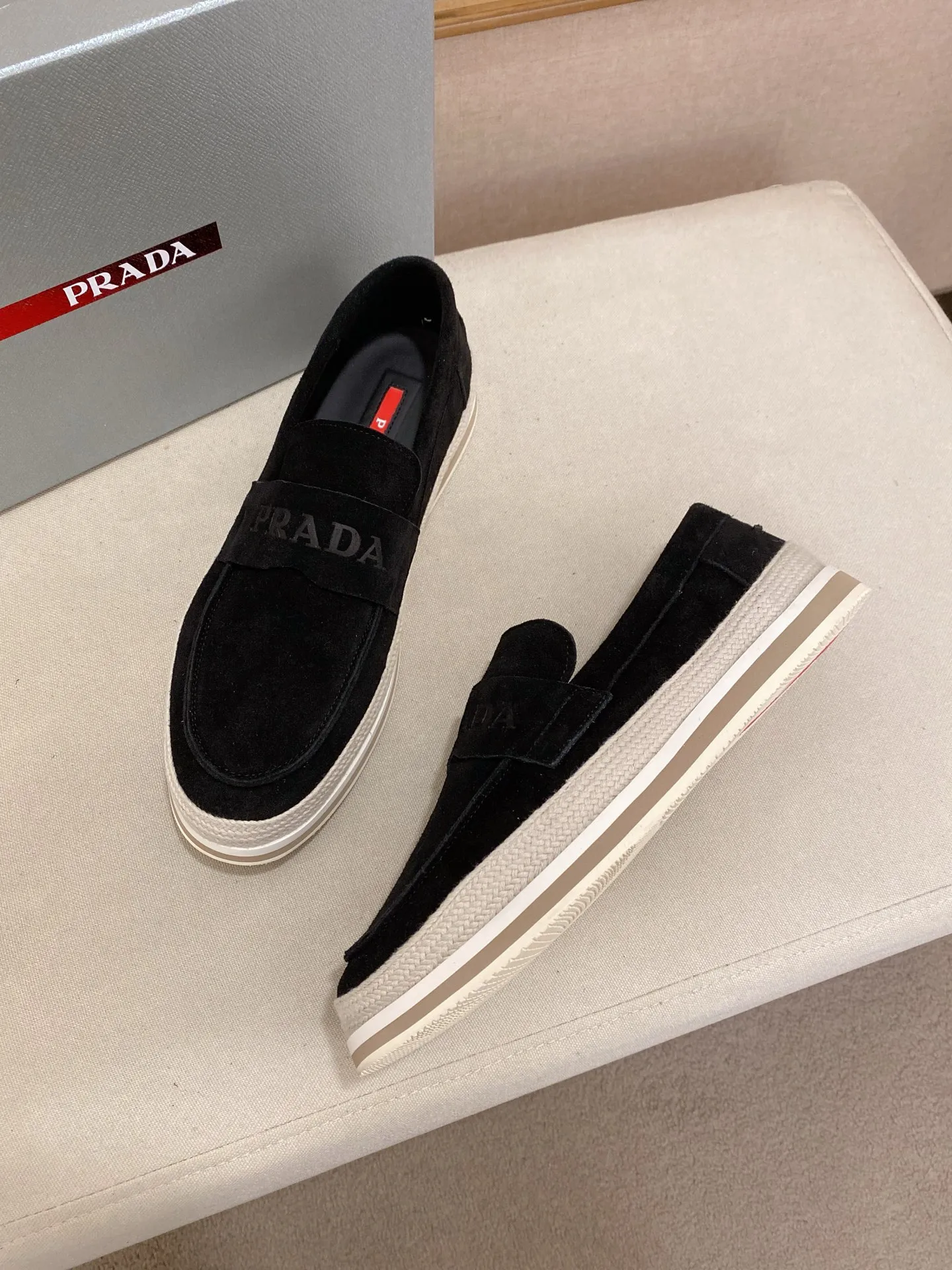 Men's shoes 💰 480💰 ✔️✔️✔️Top high version High-quality new PRADA (Prada) counters are launched at the same time. The new men's shoes and 😘fabrics are purely handmade in Niujing. Lining: Full cowhide lining. 👍🏿High-end☄️Open-molded non-slip rubber outsole, exquisite lines, simple and elegant, comfortable and high-end for leisure travel. Code number: 38-44. Can be customized45